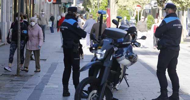 Ataca a muletazos a los policías de Vigo que lo multaron por ir a la playa y su novia les tose en la cara