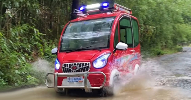 Así es como se conduce el coche eléctrico más barato del mundo