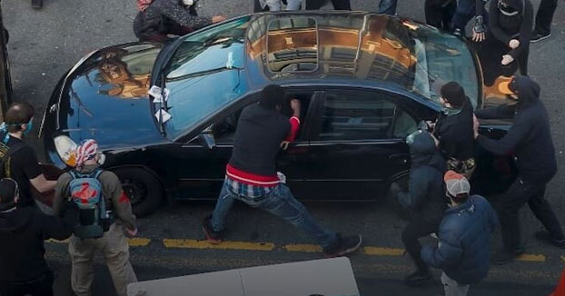 Un atacante arremete con su coche a manifestantes en EEUU y dispara