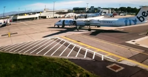 Dos aviones chocan en el aeropuerto escocés de Aberdeen muy lentamente