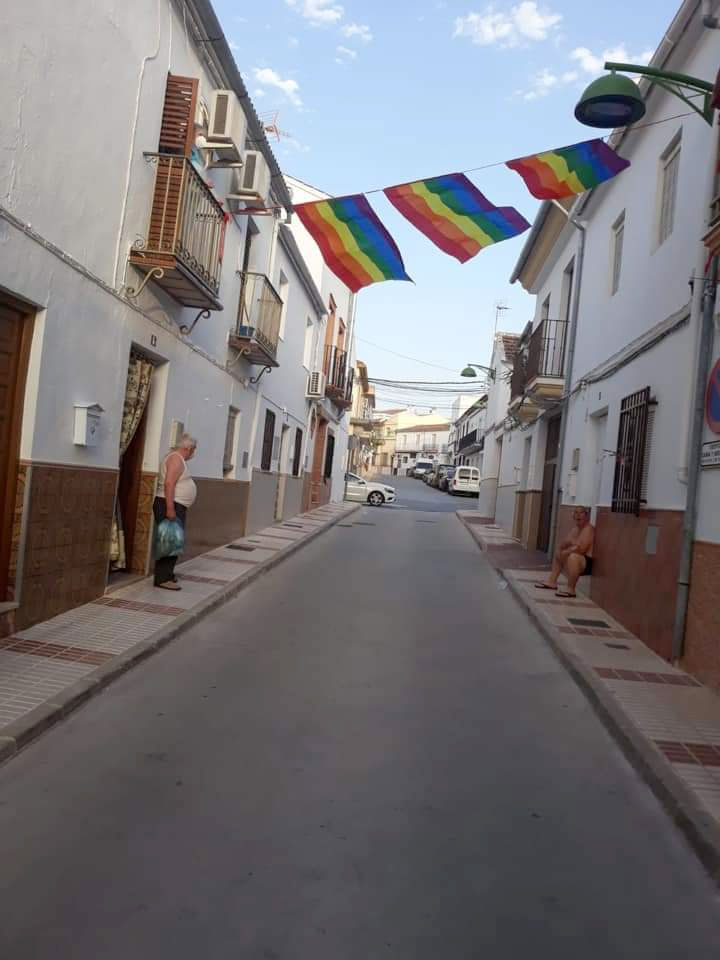 En un pueblo de Málaga el ayuntamiento retira una bandera LGTBI por la denuncia de tres vecinos y esta es la respuesta del pueblo