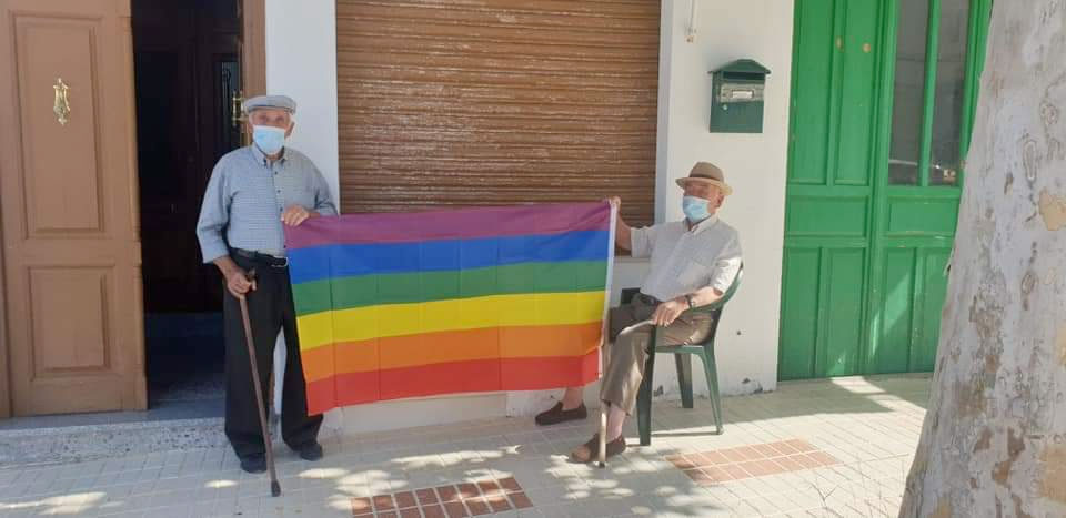 En un pueblo de Málaga el ayuntamiento retira una bandera LGTBI por la denuncia de tres vecinos y esta es la respuesta del pueblo