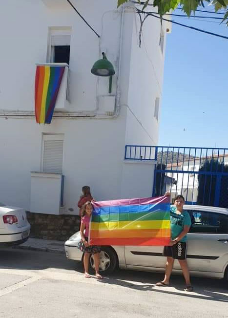 En un pueblo de Málaga el ayuntamiento retira una bandera LGTBI por la denuncia de tres vecinos y esta es la respuesta del pueblo