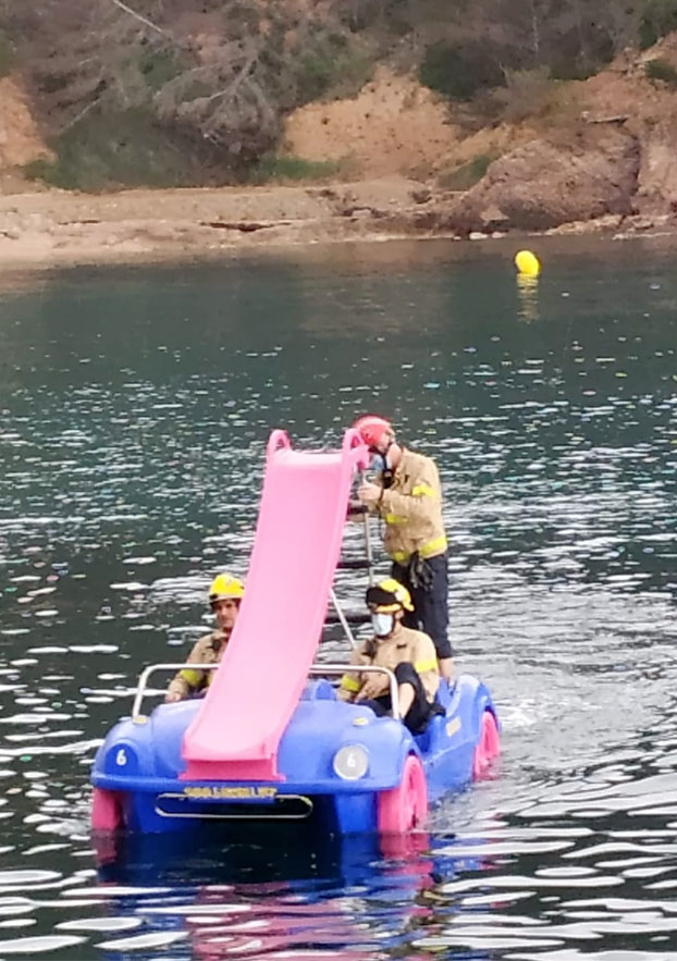 Los bomberos acuden al rescate de un submarinista en un patín de agua en Tossa de Mar