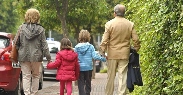 Bono niñera: los abuelos italianos podrán cobrar hasta 1.200 euros por cuidar de sus nietos