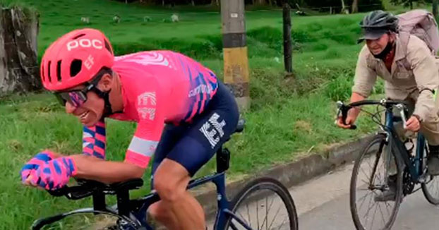 Un campesino se pega a la bici de Rigoberto Urán a más de 45 km/h