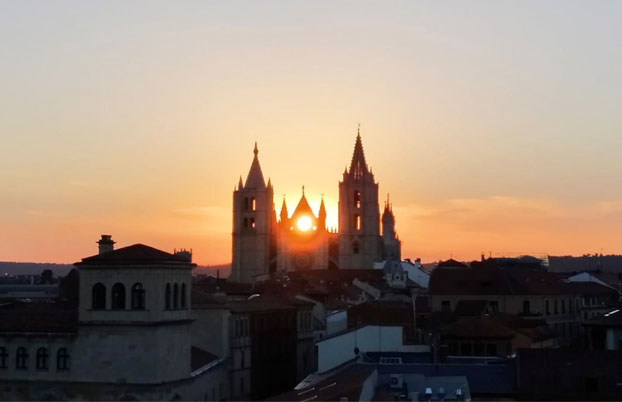 La Catedral de León en el momento en que el sol pasa por el óculo de la catedral