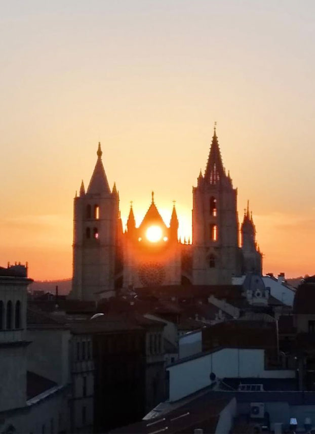 La Catedral de León en el momento en que el sol pasa por el óculo de la catedral