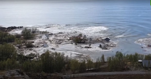 Deslizamiento de tierra arrastra casas al mar en Noruega