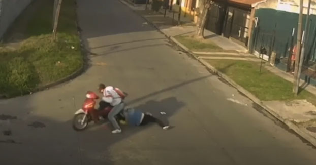 Un individuo en moto roba a una mujer y el cabello de esta se le queda enredado en la llanta de la moto