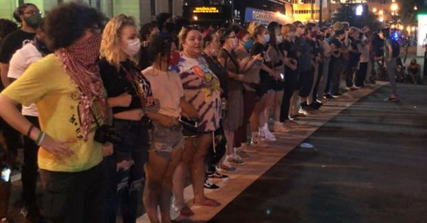 Una fila de mujeres blancas para defender a los manifestantes negros de la policía en Louisville