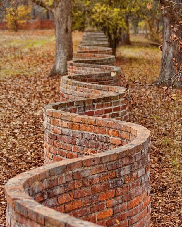 Fotografías de muros ondulados cuya construcción requiere menos ladrillos que los rectos