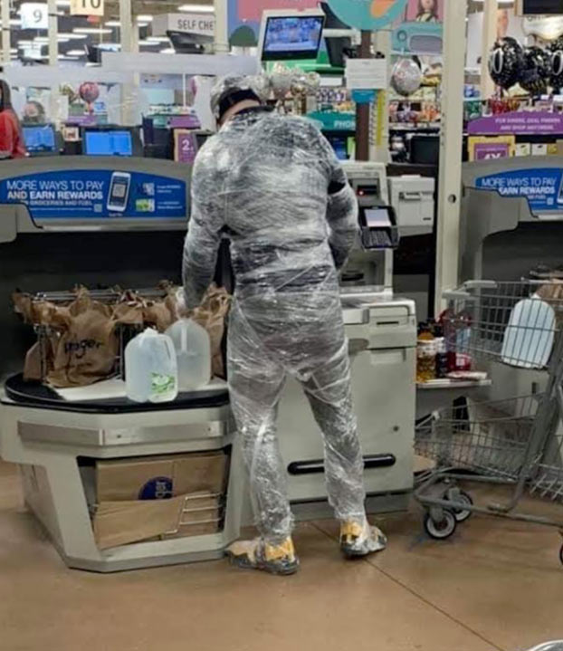 Una de personajes de Walmart durante la pandemia