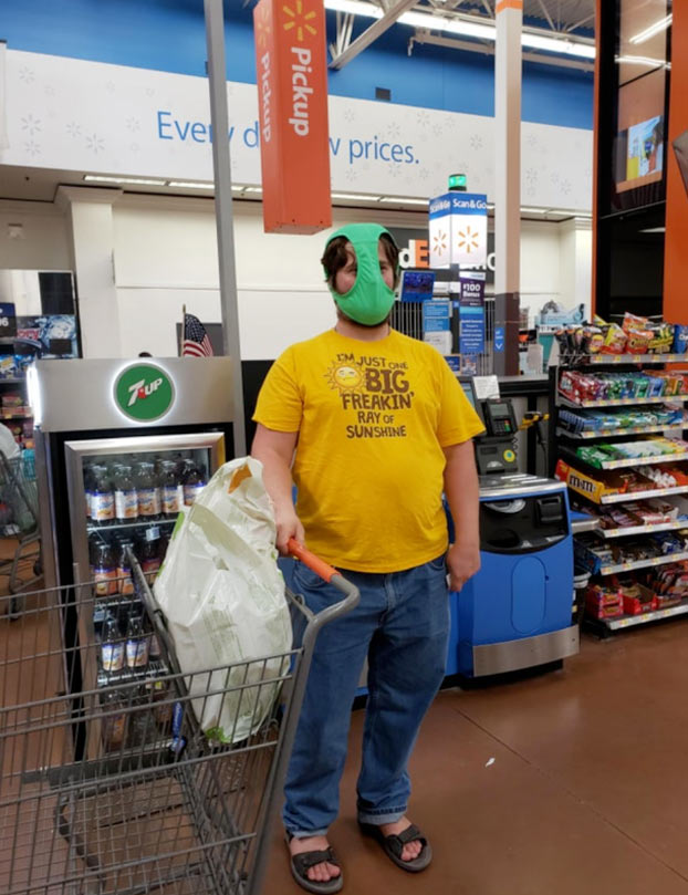 Una de personajes de Walmart durante la pandemia