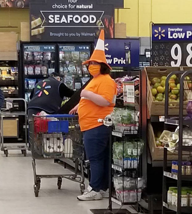 Una de personajes de Walmart durante la pandemia