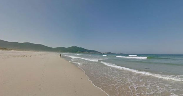 La Policía hace limpiar la playa de Carnota a 38 erasmus que hicieron botellón