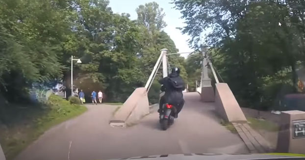 Policías noruegos persiguiendo a dos ladrones que se escapaban en moto por un parque