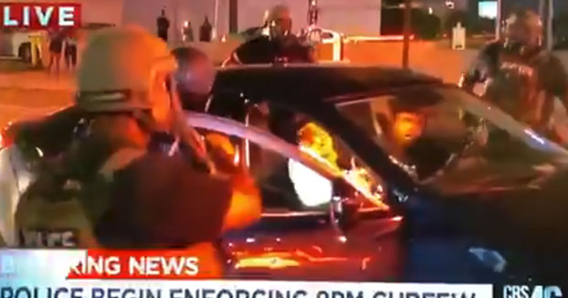 Una pareja que iba en coche es rociada con spray pimienta y forzada fuera del coche en Atlanta por la policía