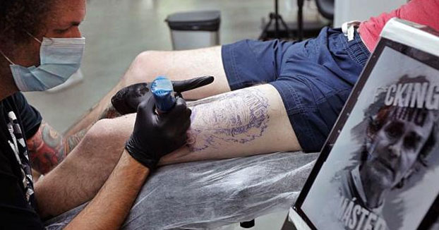 Un joven valenciano se tatúa la cara de Fernando Simón en su pierna