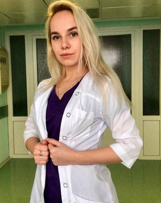 La enfermera rusa se hizo viral por solo llevar un bikini bajo el EPI transparente, contratada como modelo miBrujula.com