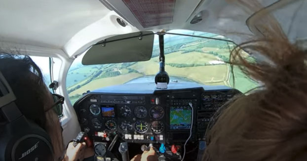 Aterrizaje de emergencia en el campo después de abrirse la compuerta del equipaje en pleno vuelo