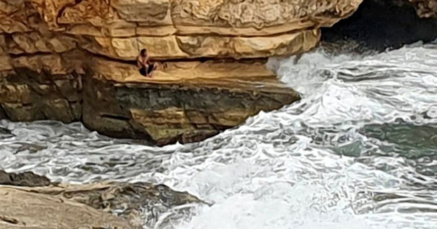 Rescatan en helicóptero a un bañista atrapado en las rocas en Almería