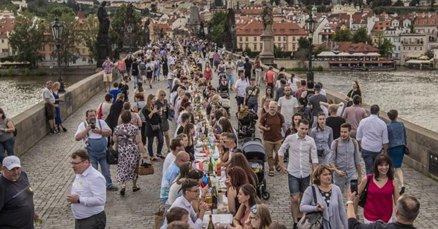 Los checos celebran ''el fin de la crisis'' del coronavirus con un banquete en un puente de Praga