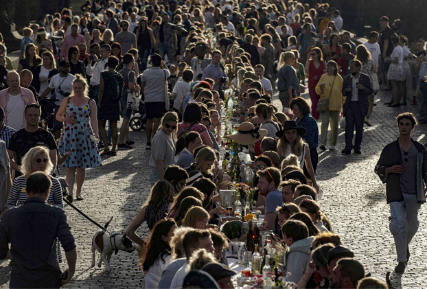 Los checos celebran ''el fin de la crisis'' del coronavirus con un banquete en un puente de Praga