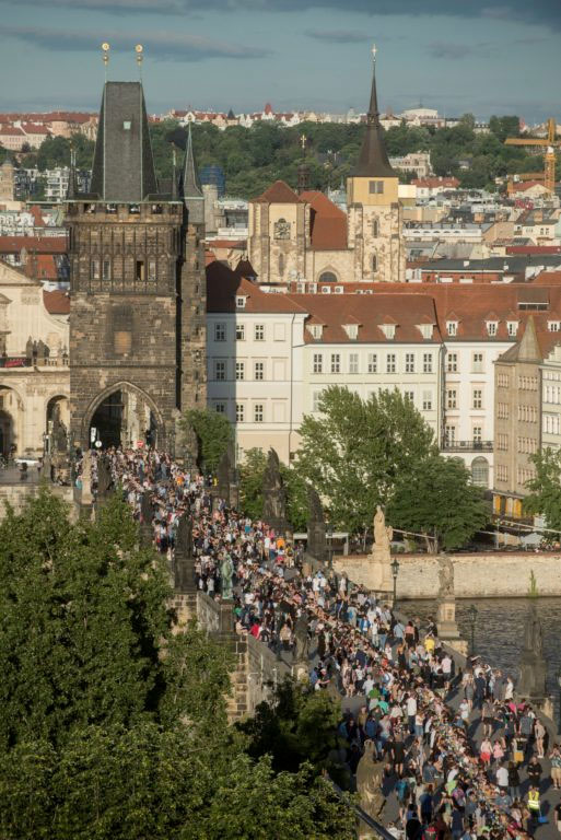 Los checos celebran ''el fin de la crisis'' del coronavirus con un banquete en un puente de Praga