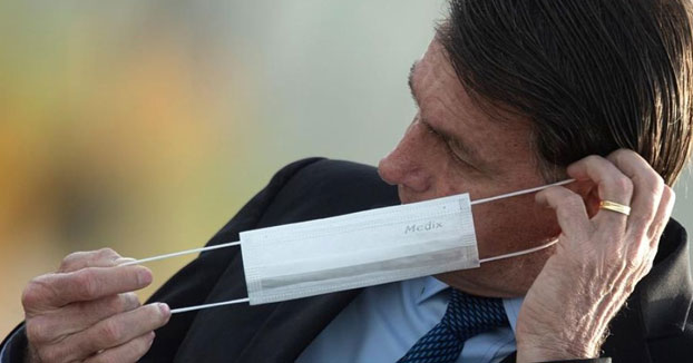 Bolsonaro aviva la polémica tras asegurar que llevar mascarilla es ''de gays''