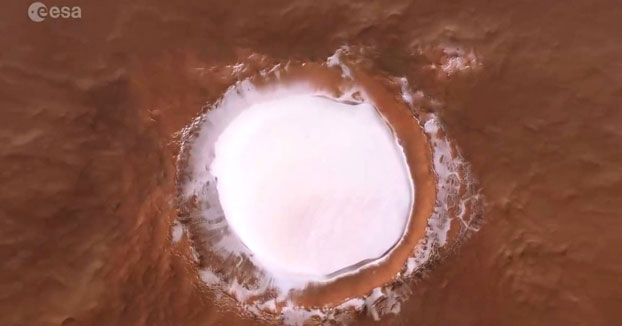 Así es el vuelo sobre un enorme cráter marciano repleto de hielo