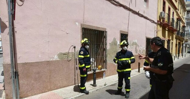 Dejan a un perro dogo argentino al sol atrapado entre la persiana y la reja de la ventana en una casa de Jerez