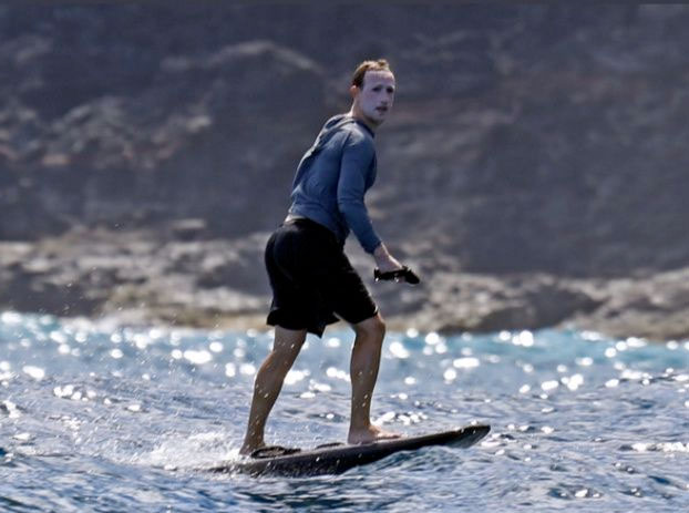 Mark Zuckerberg es el nuevo Joker: Foto que le sacaron mientras surfeaba en Hawai