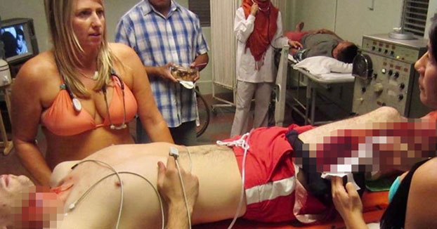 Una doctora trabaja en bikini tras un estudio que considera "no profesionales" a los médicos que publican fotos en traje de baño