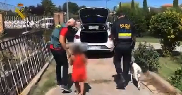 La Guardia Civil rescata a una niña de 7 años abandonada en la carretera por el novio de su madre. La pequeña estaba abrazada a su perro