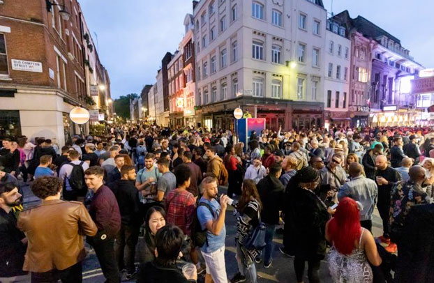 Fotos de las fiestas tras reapertura de los pubs en Londres