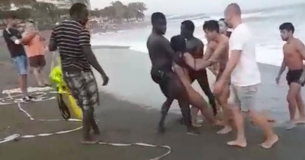 Dos vendedores ambulantes rescatan a una menor en una playa de Marbella con bandera roja