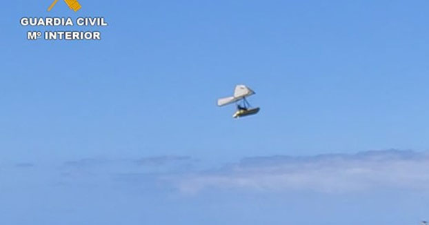 La Guardia Civil intercepta una zodiac voladora que sobrevolaba la cosa de Adeje, Tenerife