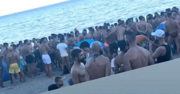 Más de 200 jóvenes se reúnen en un chiringuito de Torremolinos sin respetar la distancia de seguridad y sin mascarilla