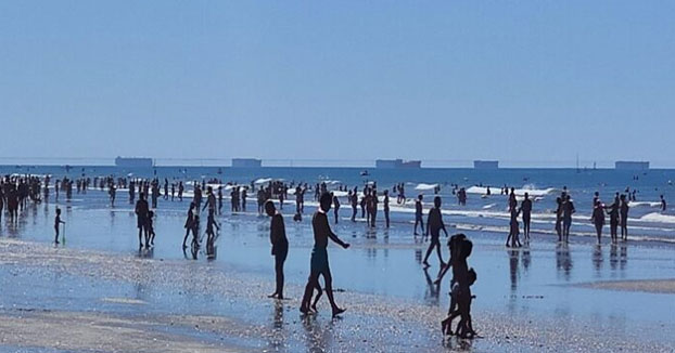 El fenómeno conocido como 'Fata Morgana' sorprende a los bañistas de la playa de Punta Umbría