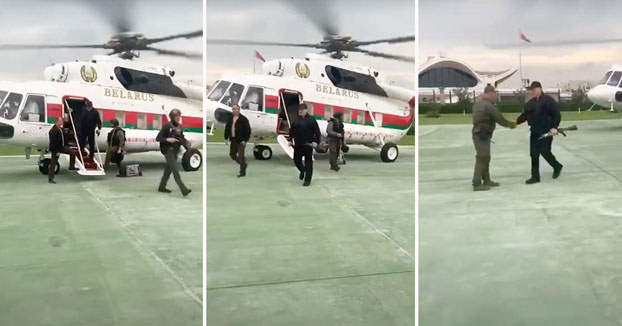 Lukashenko se baja de un helicóptero con un fusil mientras la oposición protesta cerca de su residencia