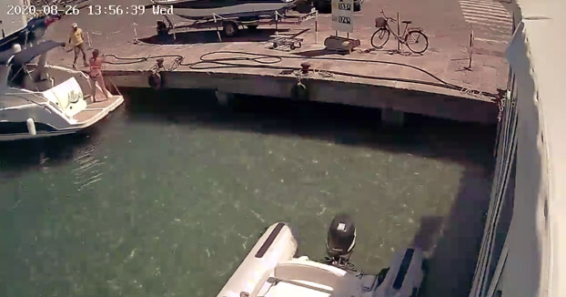 Un barco explota cuando estaba repostando en el puerto y la mujer sale volando por los aires
