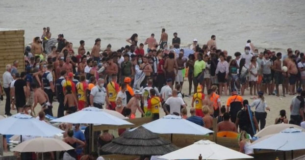 Batalla campal en la playa de Blankenberge, Bélgica