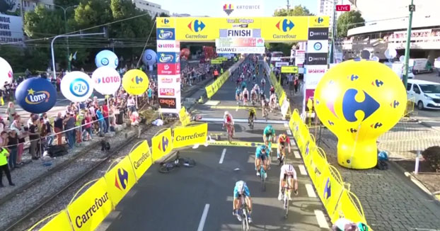 Brutal caída en el sprint de la primera etapa del Tour de Polonia