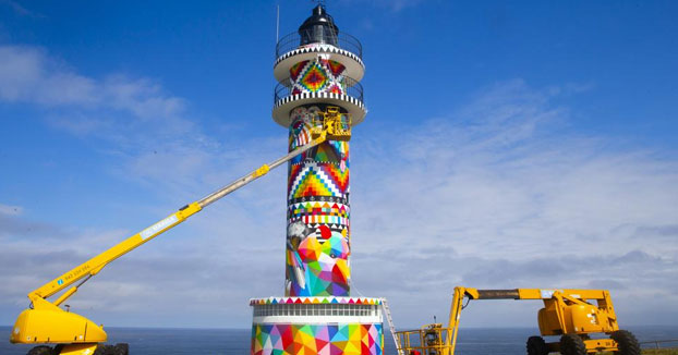 Okuda transforma el Faro de Ajo, en Cantabria. Muchos lo querían blanco pero ahora luce con 72 colores