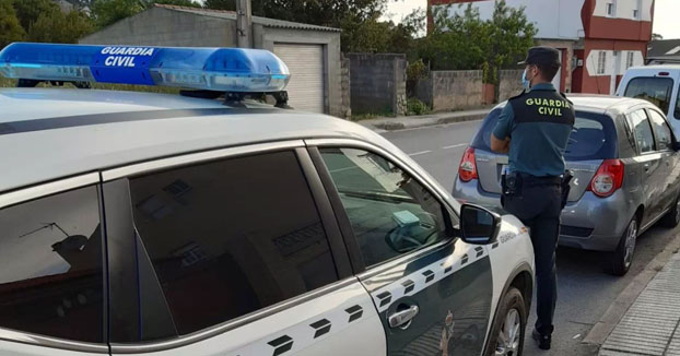 Un vecino de Cangas arremete con un hacha contra la Guardia Civil tras denunciarlo por no llevar mascarilla