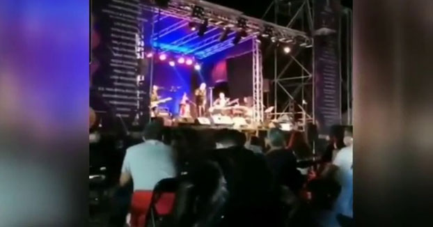 Loquillo increpa a un guardia de seguridad en su concierto de Torrelavega: "Aquí mando yo"