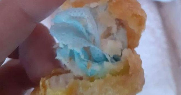 Una niña de 6 años casi se ahoga al comer un nugget de pollo del McDonalds con una mascarilla dentro