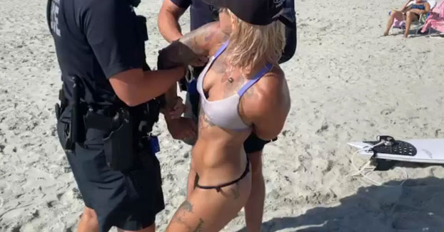 Una mujer fue esposada por usar un bikini de corte brasileño en una playa de Estados Unidos