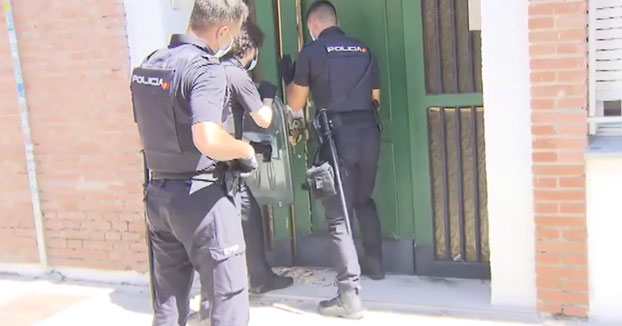 Momento en el que la Policía Nacional desaloja una vivienda ocupada varias horas antes